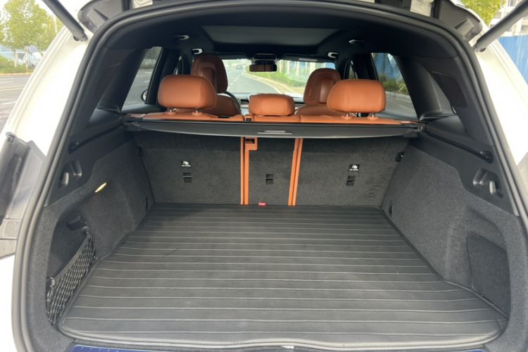 Used Mercedes-Benz GLC 2023 GLC 260 L 4MATIC Luxury Model 5 Seats
