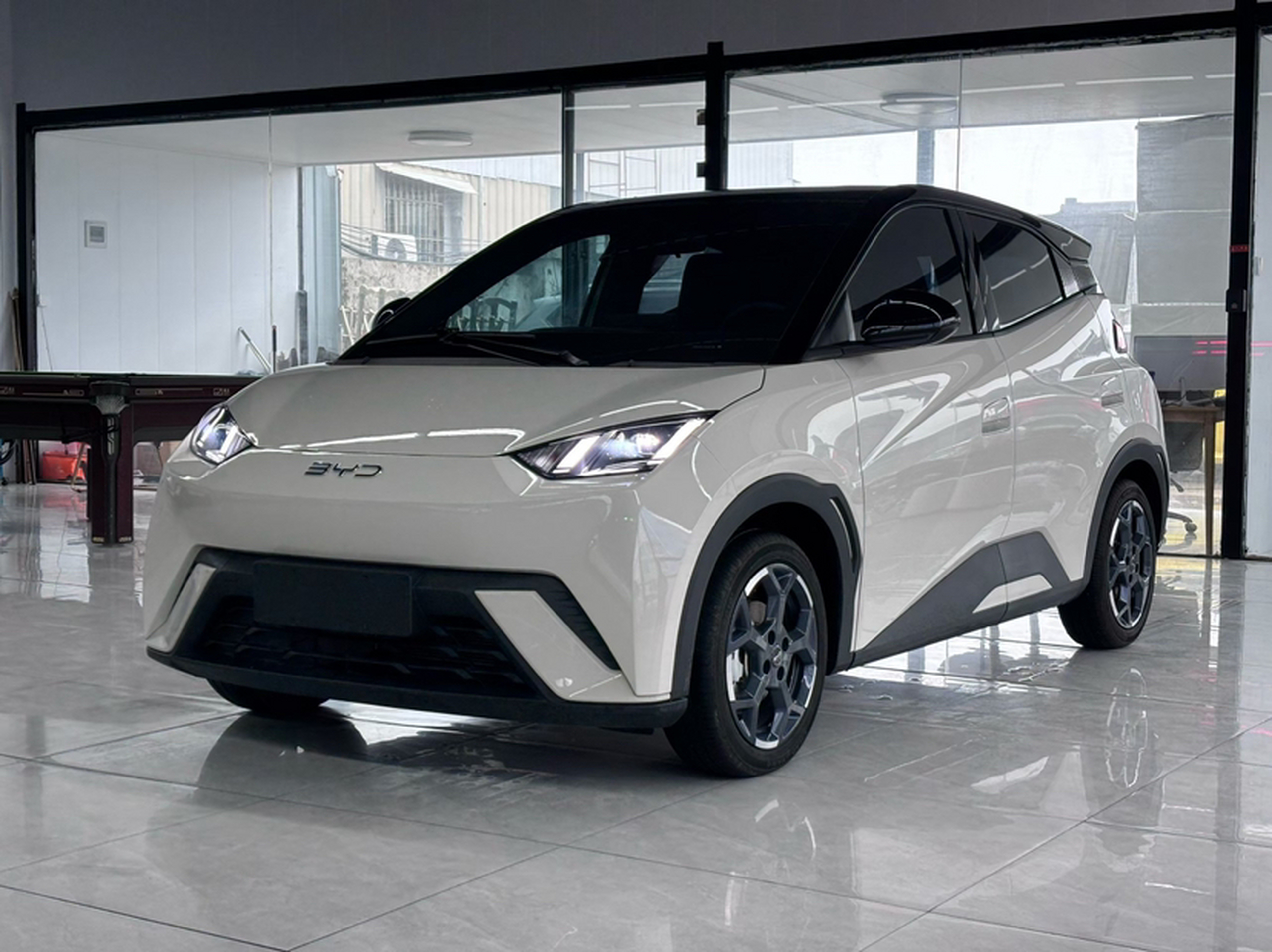 تحت مقدمة السيارة