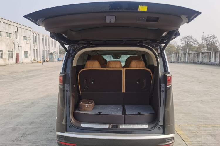 Used Denza D9 2024 DM-i 1050 Luxury Model