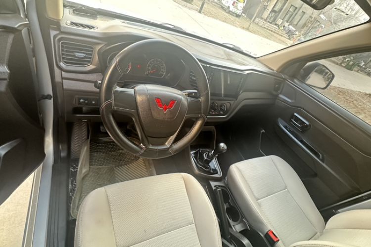 Used Wuling Hongguang V 2022 1.5L Jingqu Edition Enclosed-Window Vehicle with Electric Power Steering LAR