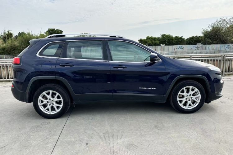 Used  Cherokee 2016 2.4L Leading Edition
