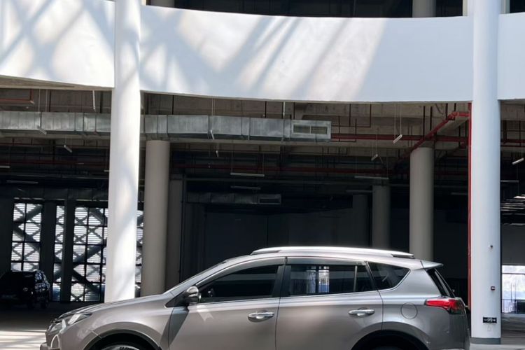 Used Toyota RAV4 2016 2.0L CVT Two-Wheel Drive Fashion Edition China V Standard
