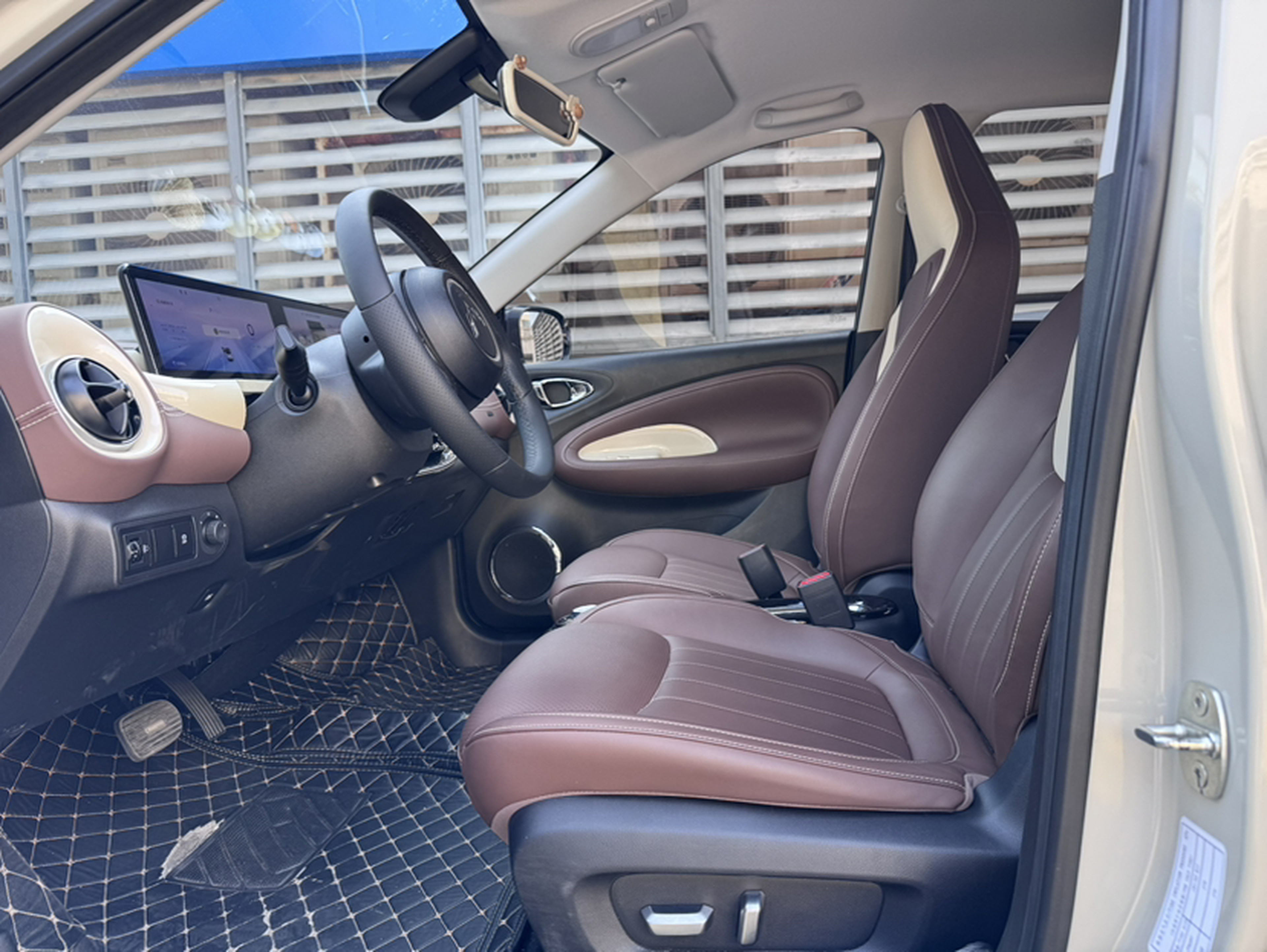 المقاعد الأمامية داخل السيارة