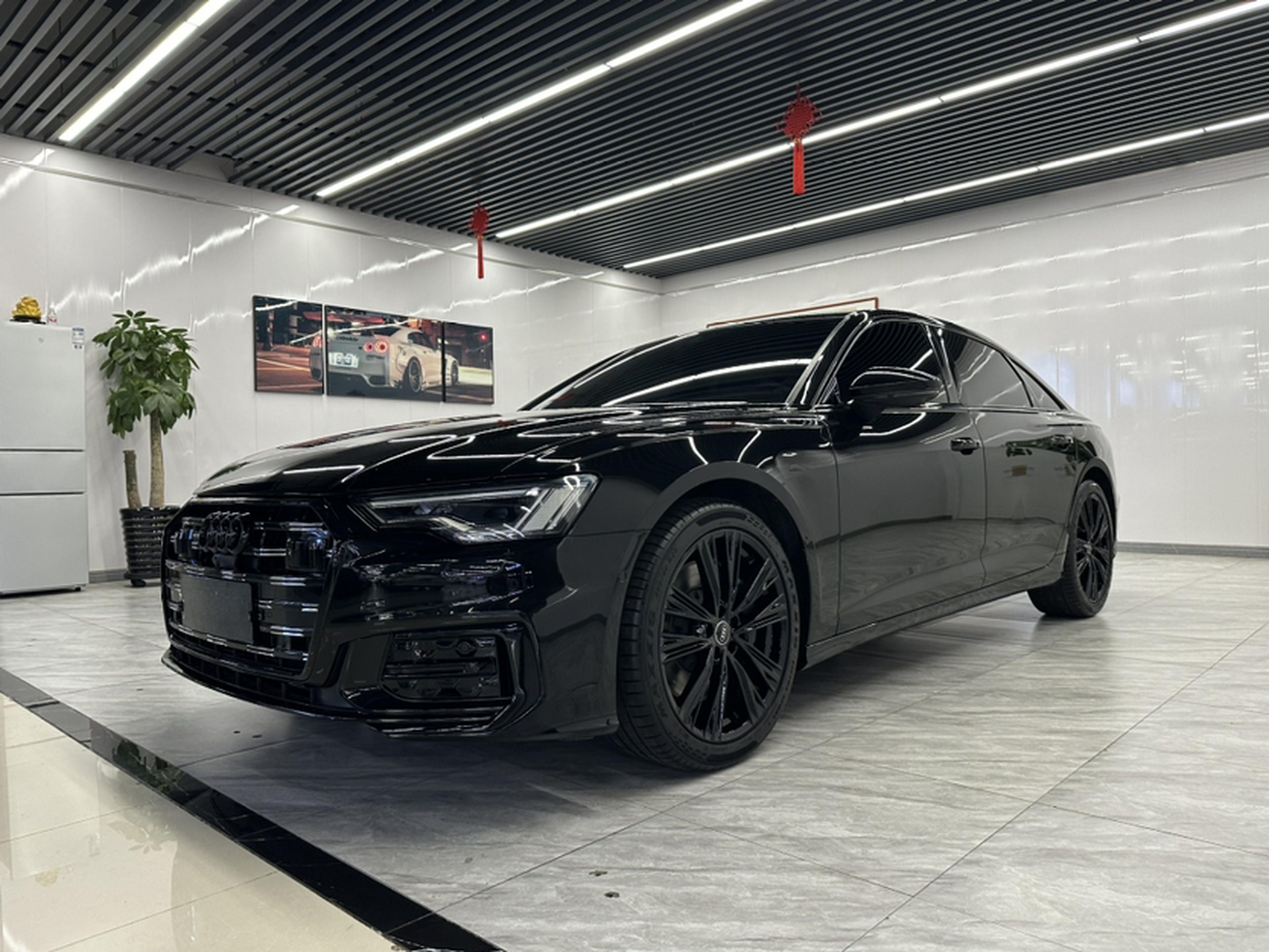 تحت مقدمة السيارة