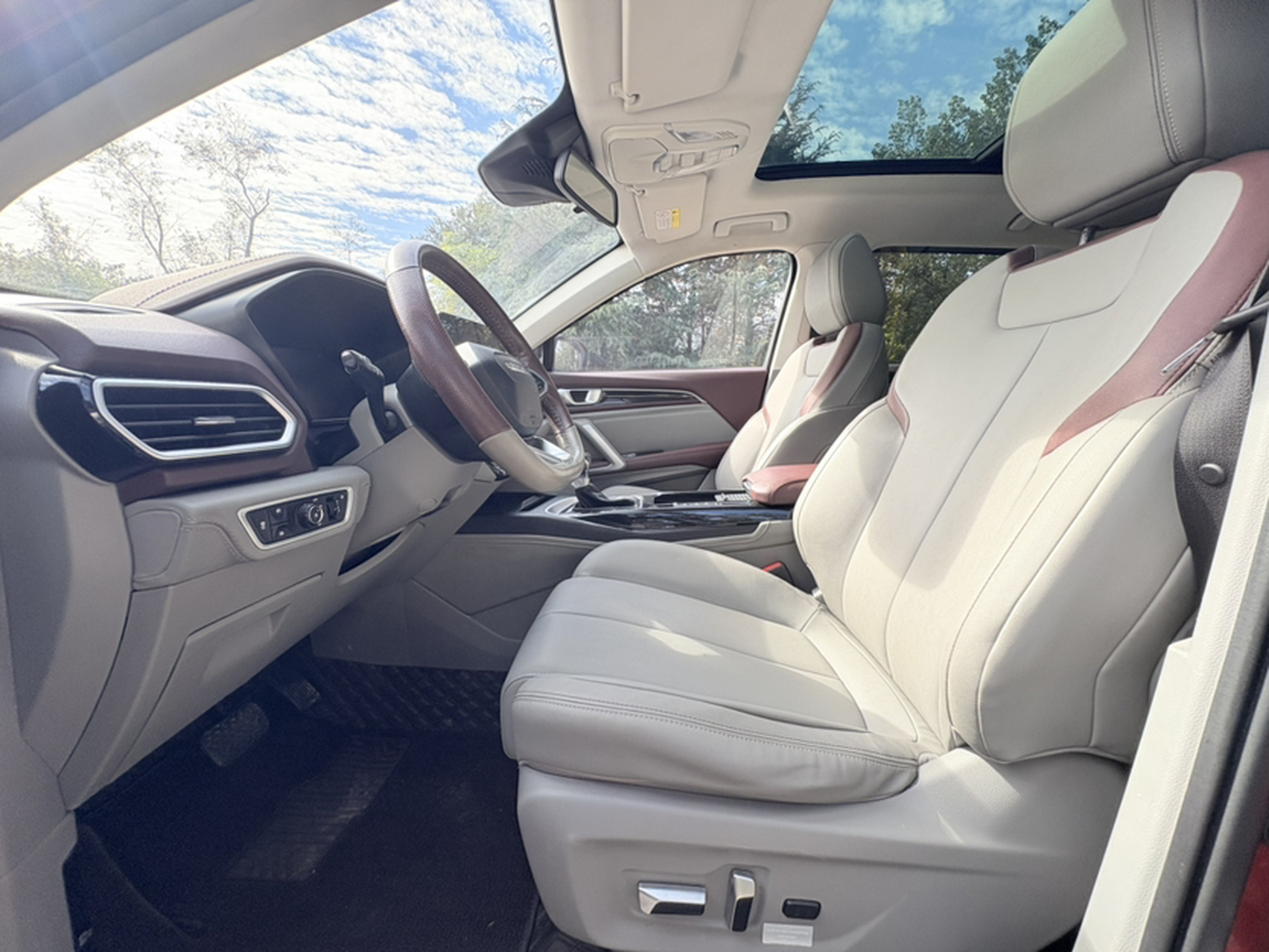 Переднее сиденье в автомобиле