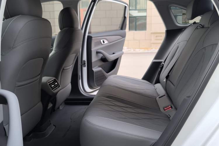 Used  Galaxy A7 2025 Model EM-i 70km Luxury Edition
