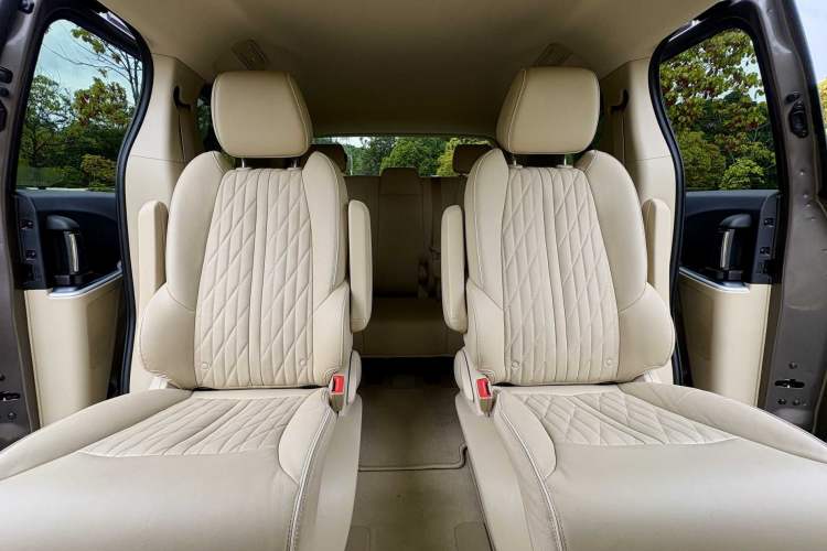 Used Buick GL8 2023 Facelifted Land Cruiser Executive Luxury Version
