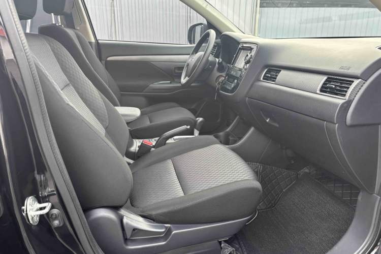 Used Mitsubishi Outlander 2013 2.0L Two-Wheel Drive Sport Navigation Version 5 Seats
