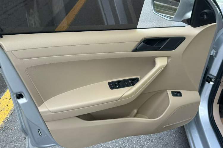 Used Volkswagen Jetta 2015 1.6L Manual Fashion Edition
