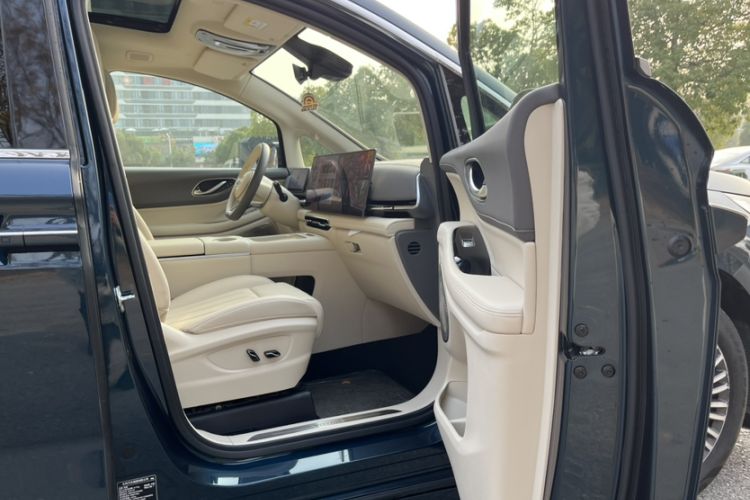 Used VOYAH Dream 2025 PHEV Four-Wheel Drive Prestige Kunpeng Edition