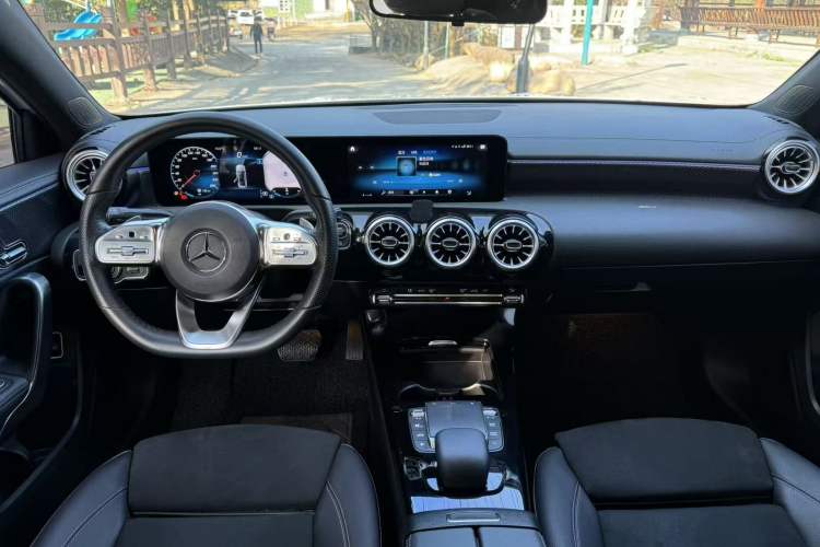 Used Mercedes-Benz A-Class 2022 Second Facelift A 200 L Sport Sedan Fashion Version
