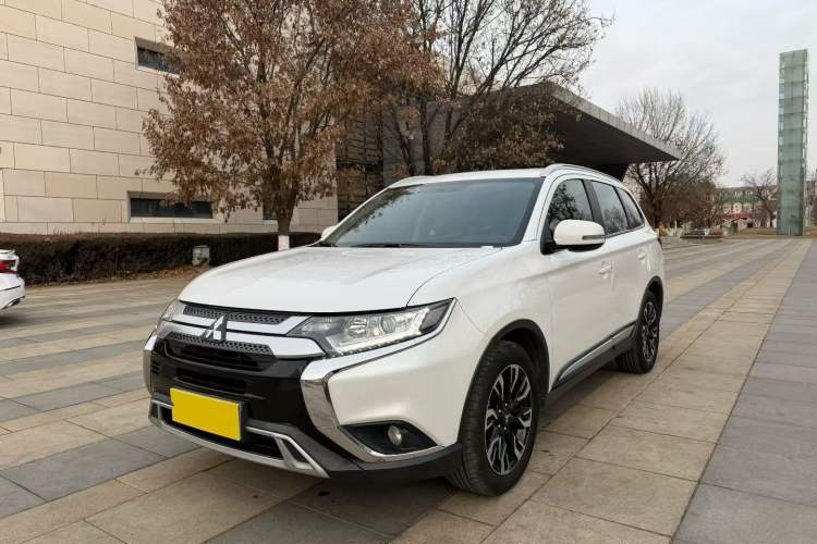 Used Mitsubishi Outlander 2019 2.0L Two-Wheel Drive Comfort Edition 7 Seats China V Emission Standard