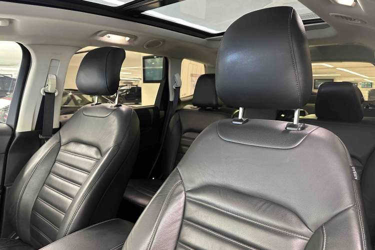 Used Ford Edge 2015 2.0T GTDi Two-Wheel-Drive High-Line Version
