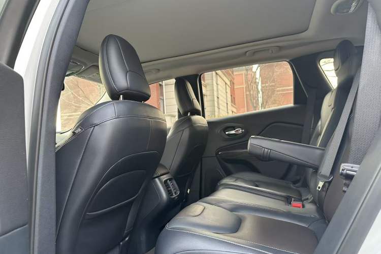 Used  Cherokee 2017 2.4L Leading Edition