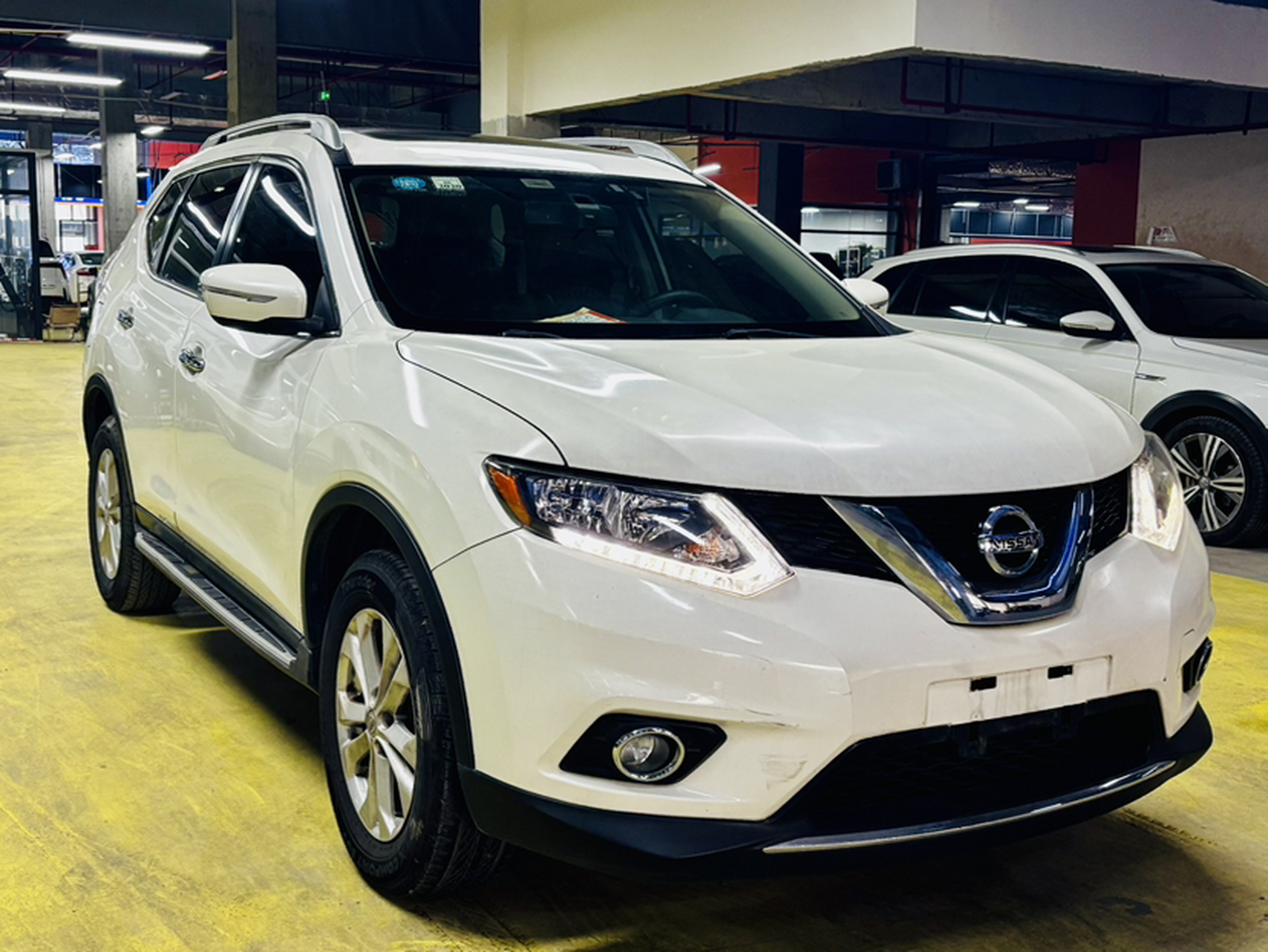 تحت مقدمة السيارة