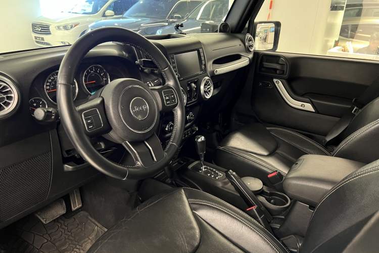 Used  Wrangler 2014 3.0L Sahara Four-Door Edition
