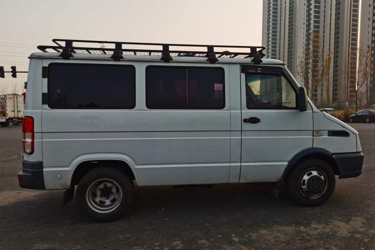 Used Iveco Daily 2021 2.5T A35 M1 Passenger Van 5-9 Seater Short Wheelbase Low Roof Dual Tires Manual Doors
