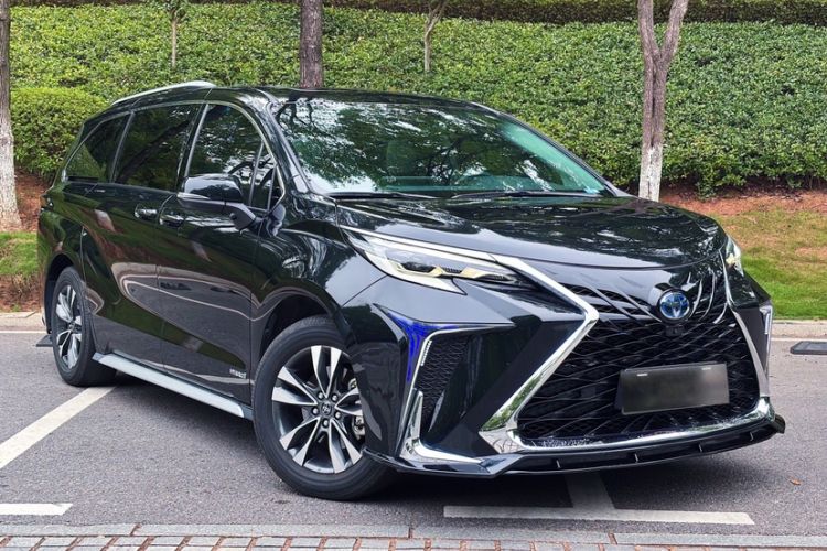 Used Toyota Granvia 2023 2.5L Hybrid Luxury Edition
