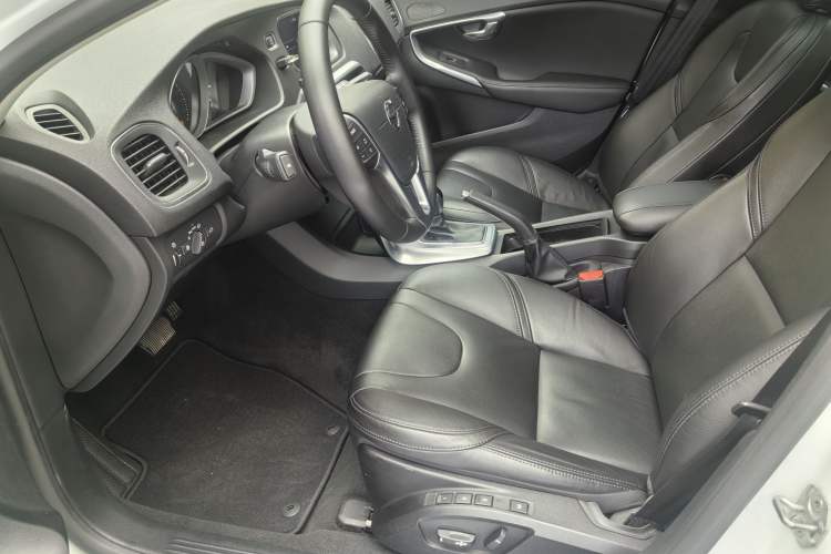 Used Volvo V40 2018 T3 Zhiya Edition
