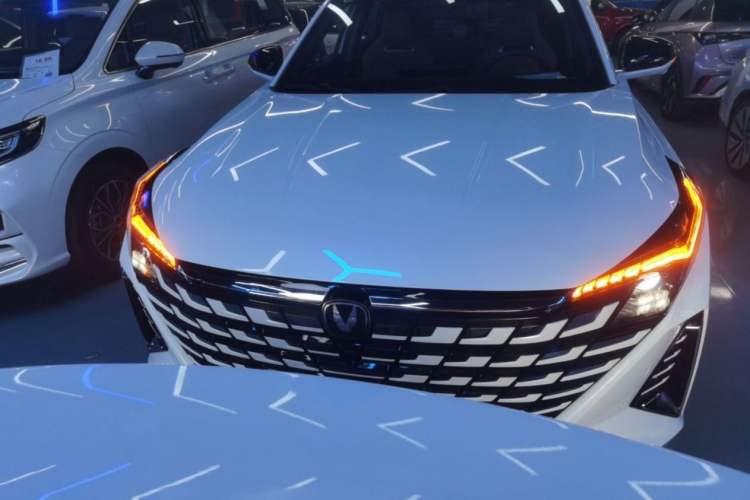 Used Changan UNI-Z New Energy 2024 Blue Whale Smart Electric iDD 125km Beyond Edition
