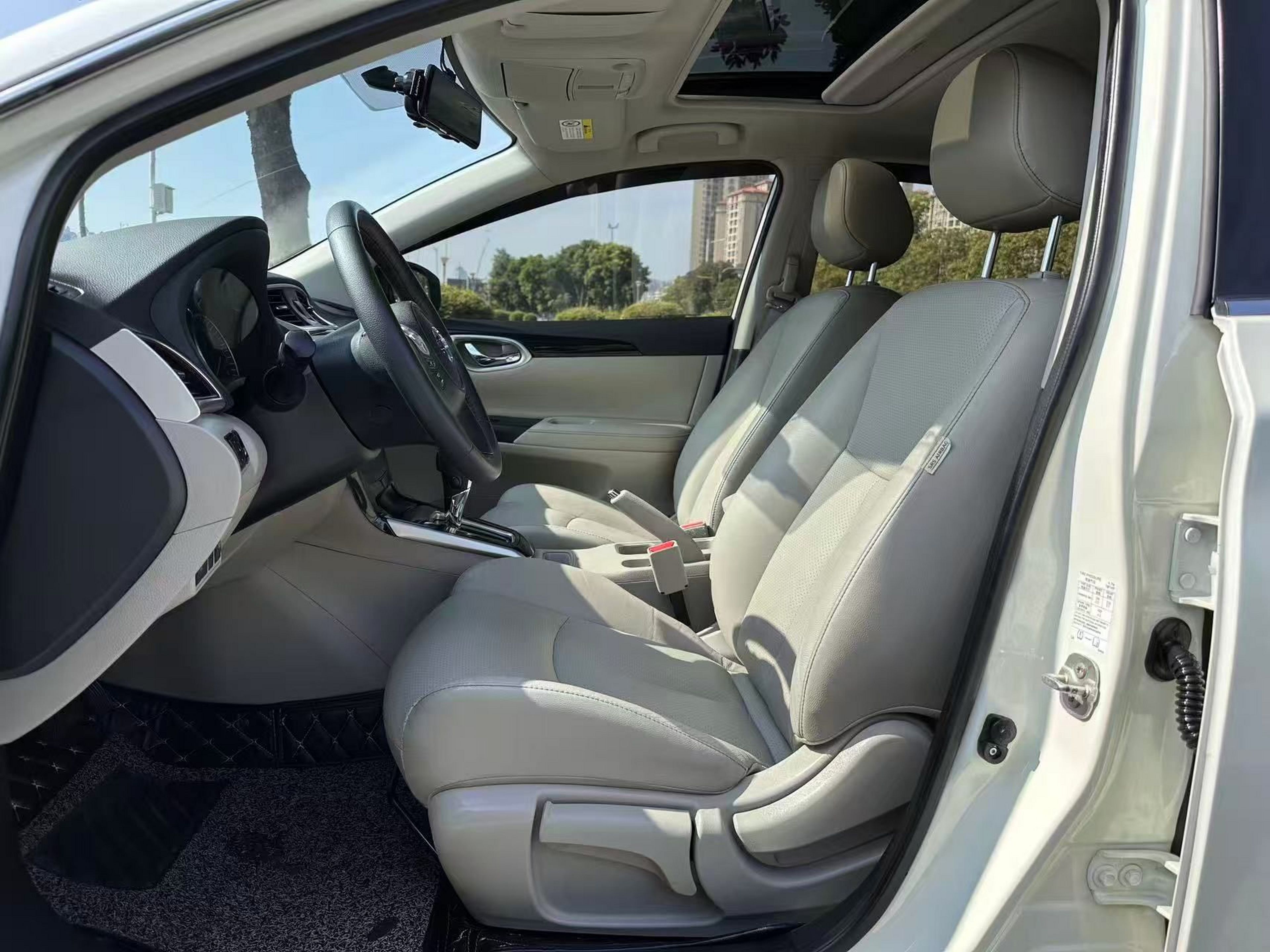 Переднее сиденье в автомобиле