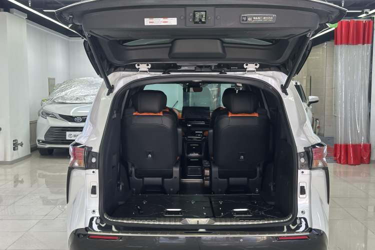 Used Toyota Sienna 2023 2.5L Hybrid Deluxe Edition