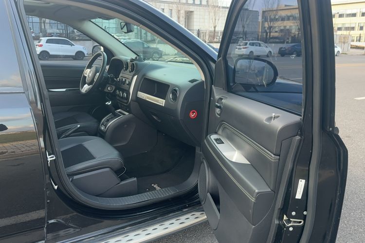 Used  Compass 2014 2.0L two-wheel drive urban version
