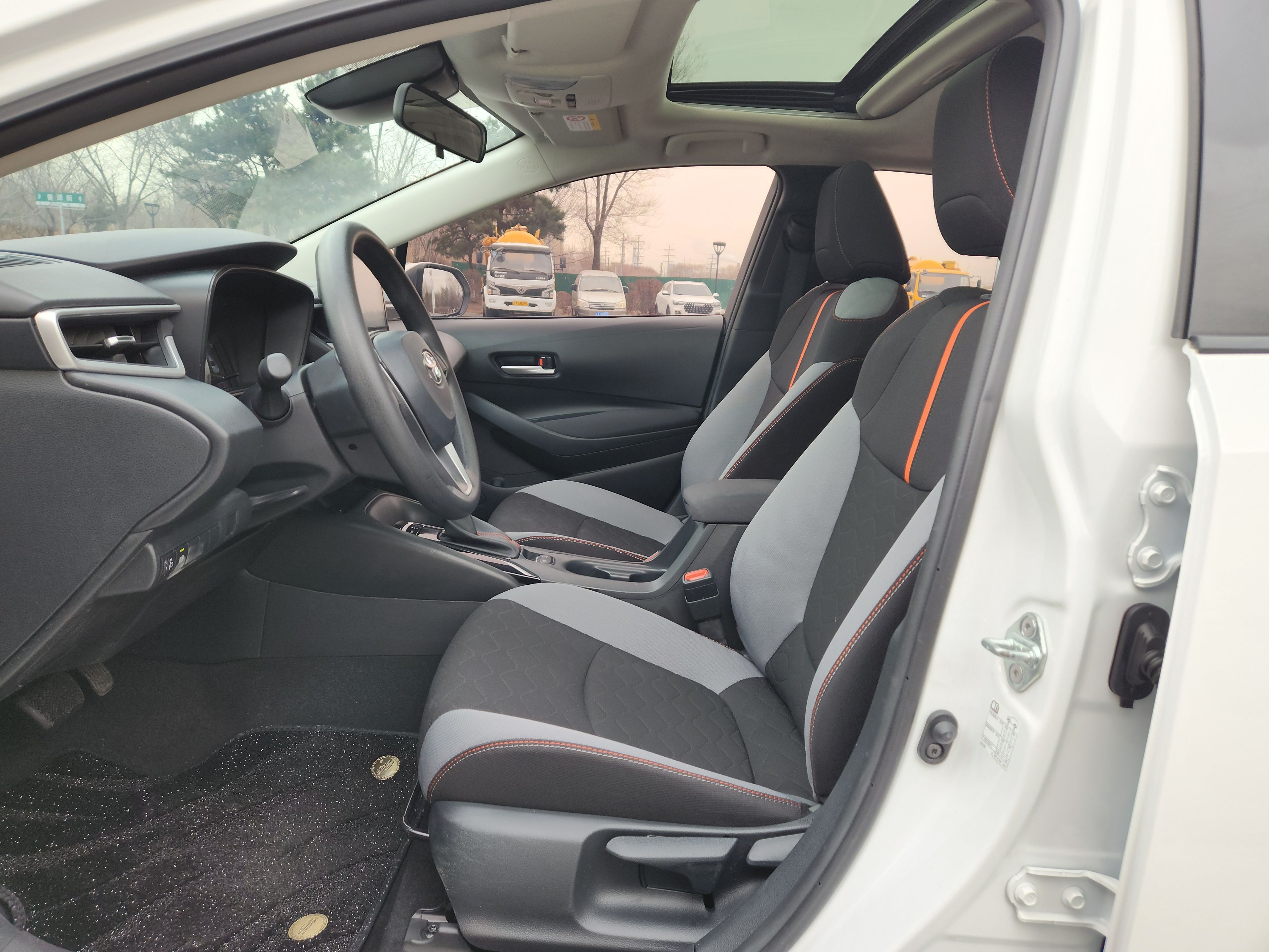 المقاعد الأمامية داخل السيارة