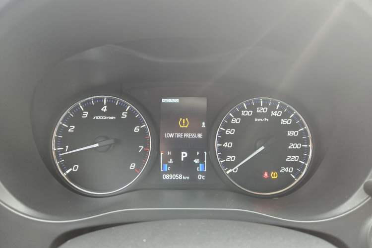 Used Mitsubishi Outlander 2019 2.4L 4x4 Zhi Xiang Edition 7 Seats China VI Standard
