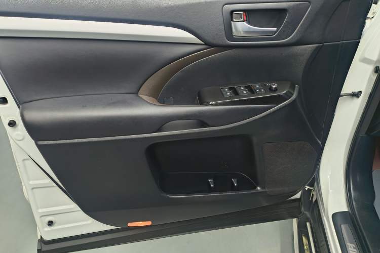 Used Toyota Highlander 2018 2.0T Four-Wheel Drive Prestige Version 7 Seats China V Emission Standard
