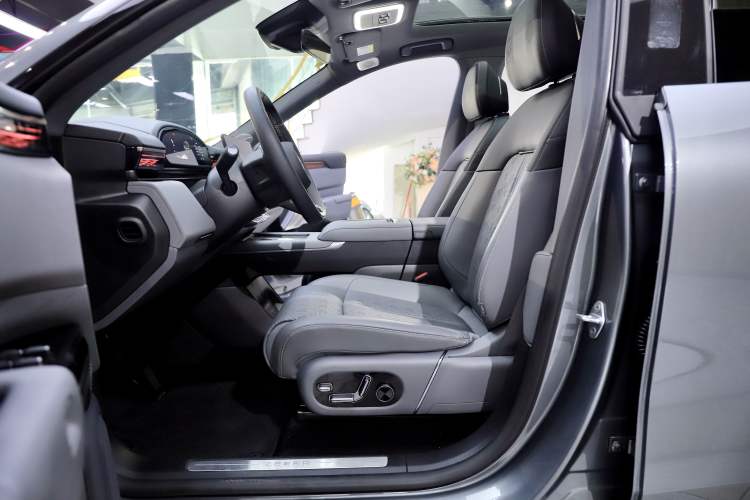 Used Zeekr 7X 2025 100 kWh Long-Range Rear-Wheel Drive with Intelligent Driving Features
