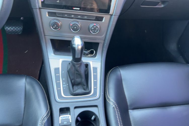 Used Volkswagen Golf 2016 1.6L Automatic Fashion Model
