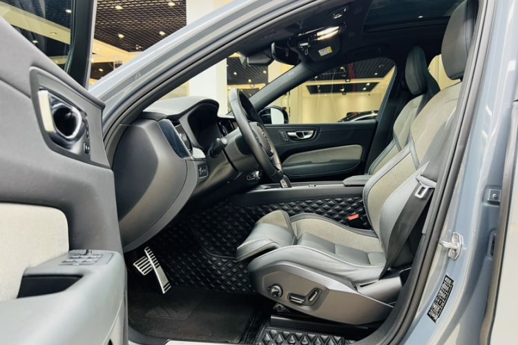 Used Volvo XC60 New Energy 2022 T8 Plug-in Hybrid All-Wheel Drive Zhiyuan Sport Edition
