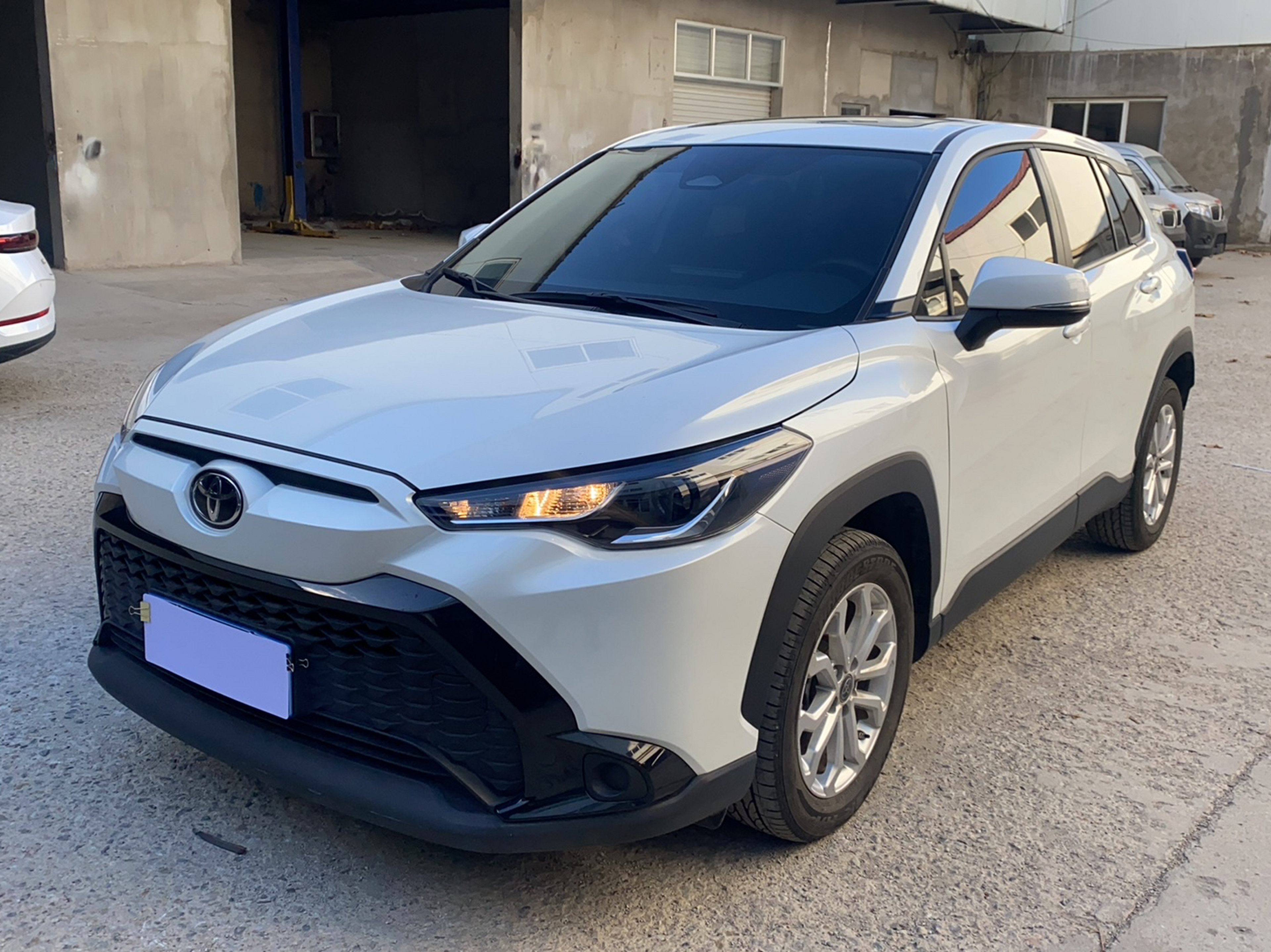 Под передней частью автомобиля