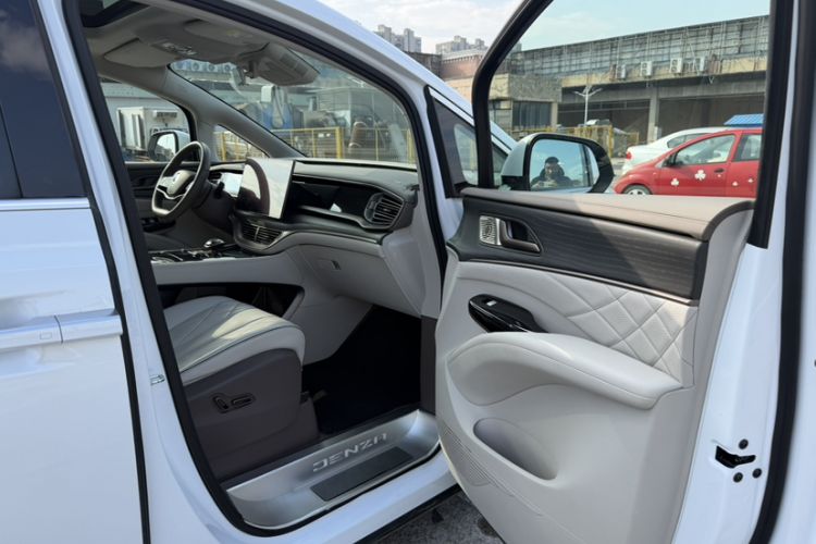 Used Denza D9 2022 DM-i 970 Four-Wheel Drive Prestige Model
