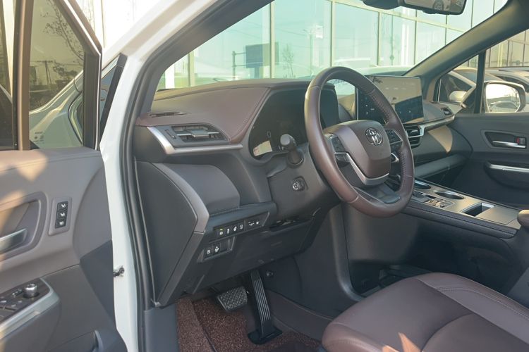 Used Toyota Sienna 2023 2.5L Hybrid Platinum Edition
