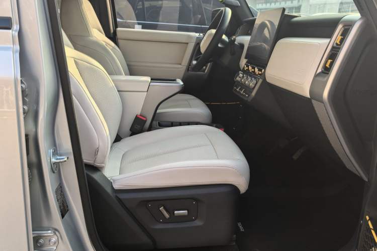 Used  V23 2025 401 Two-Wheel Drive Advanced Edition
