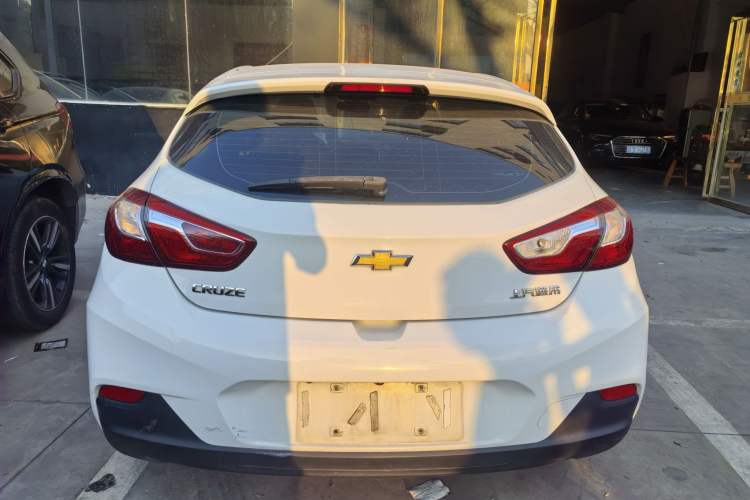 Used Chevrolet Cruze 2017 1.5L Hatchback Automatic Pioneer Sunroof Edition
