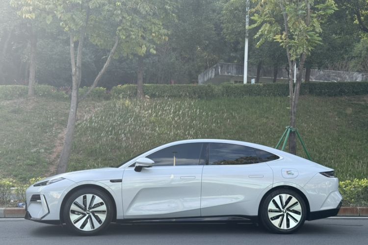 Used  E8 2024 550 km Range Rear-Wheel-Drive PRO
