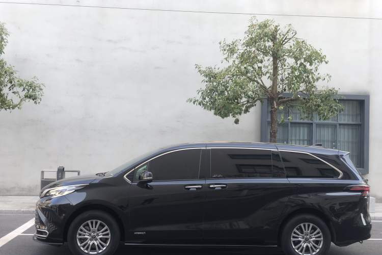 Used Toyota Sienna 2023 2.5L Hybrid Luxury Edition
