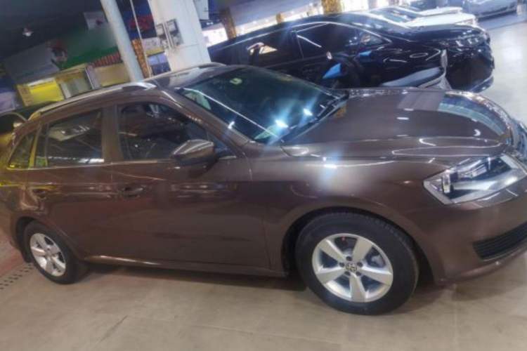 Used Volkswagen Gran Lavida 2013 1.6L Automatic Fashion Model
