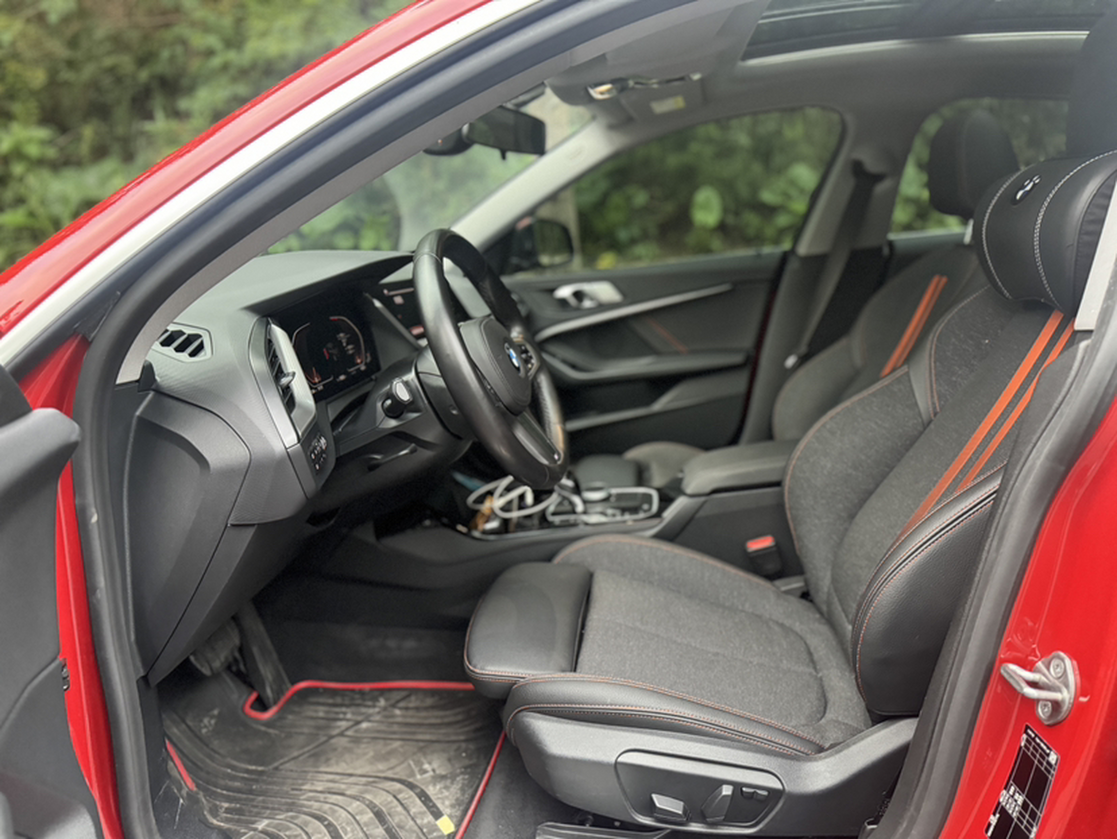 Переднее сиденье в автомобиле