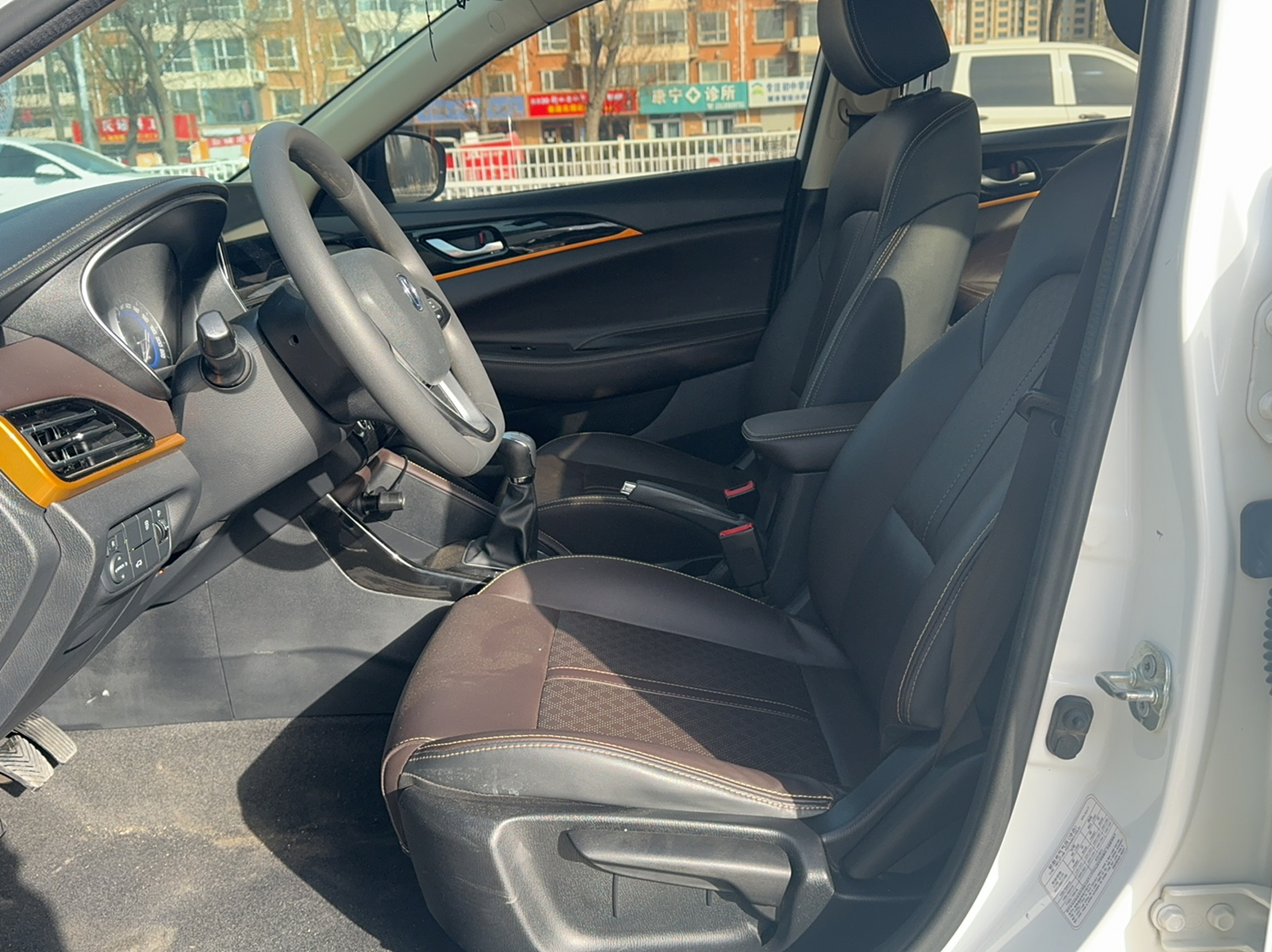 المقاعد الأمامية داخل السيارة