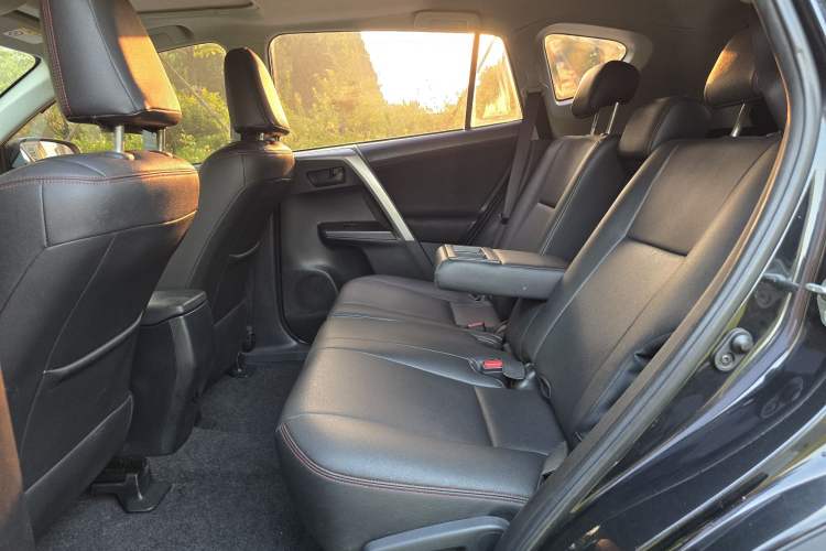 Used Toyota RAV4 2019 2.0L CVT Two-Wheel Drive Fashion X Limited Edition China VI Standard
