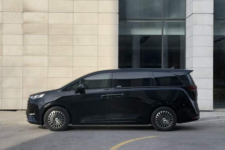 Used Denza D9 2022 DM-i 970 Four-Wheel Drive Prestige Model
