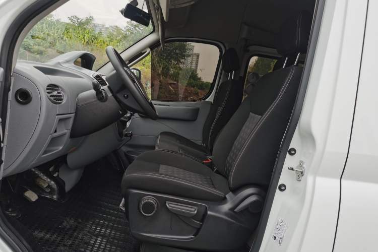 Used SAIC MAXUS Xintu V80 2023 2.0T Manual Classic Aoyuntong Short Wheelbase Mid-Roof 7/8/9-Seater