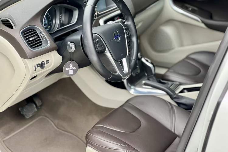 Used Volvo V40 2016 T3 Zhiyi Edition
