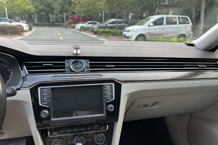 Used Volkswagen Magotan 2017 330TSI DSG Luxury Model
