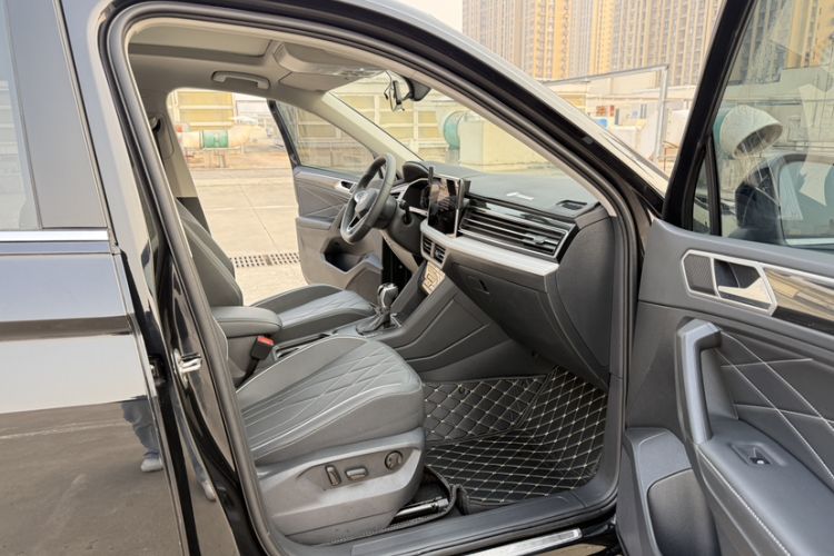 Used Volkswagen Tiguan L 2024 Outstanding Model 300TSI Automatic Two-Wheel Drive Longteng Edition
