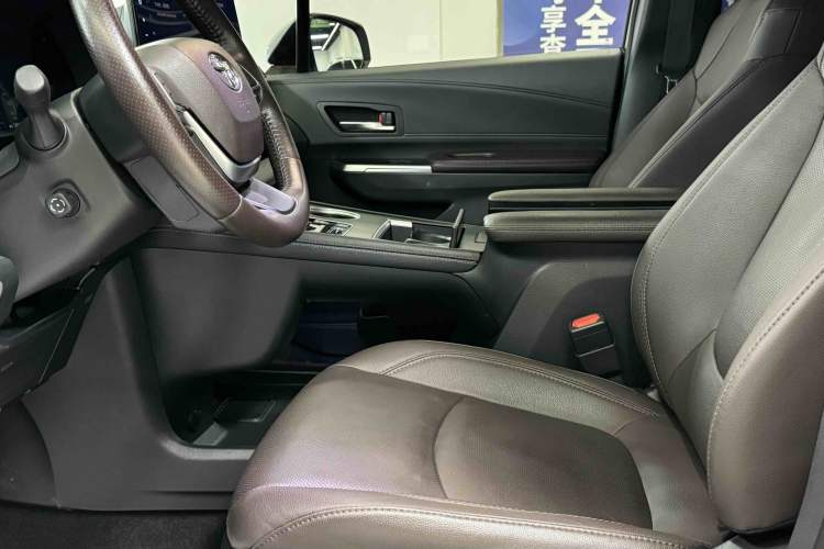 Used Toyota Sienna 2021 2.5L Hybrid Platinum Edition